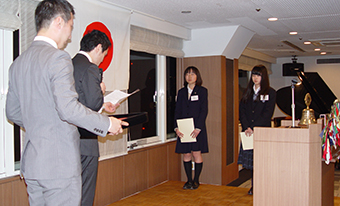 奨学生証書贈呈